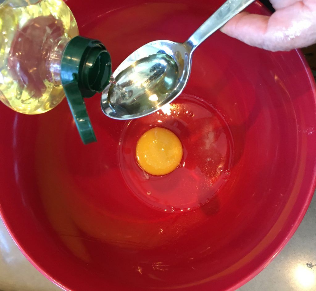 הוספת השמן לביצה
