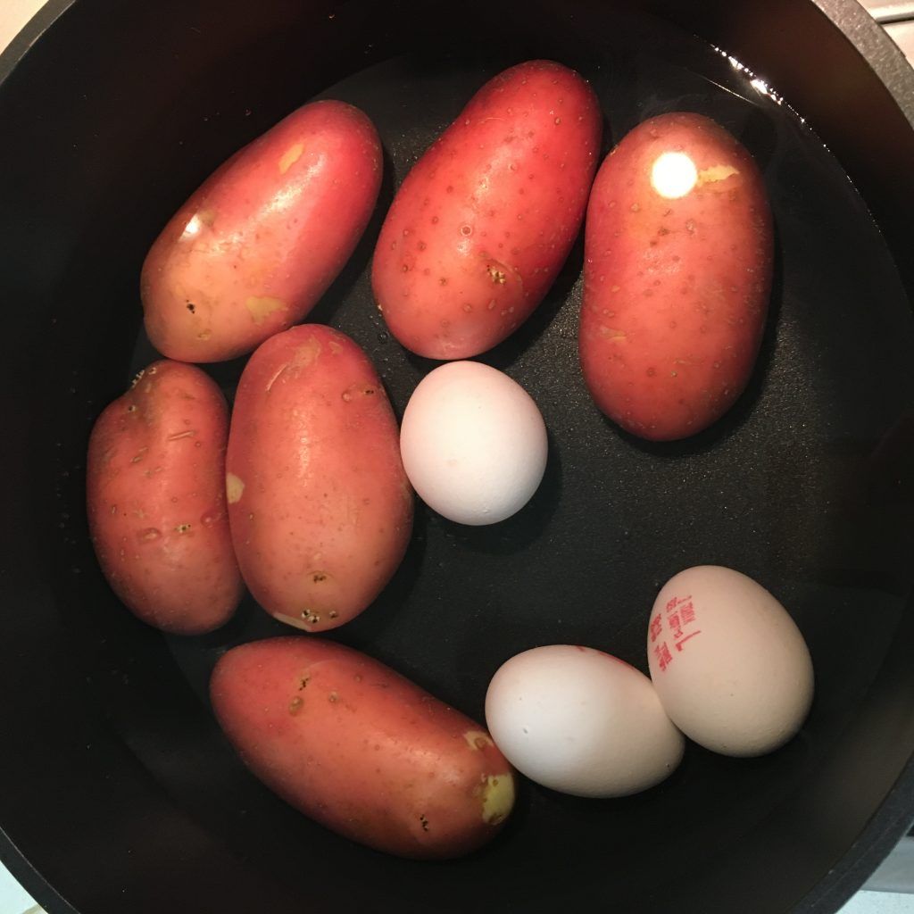 תפוחי אדמה וביצים בסיר