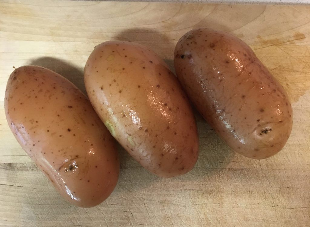 תפוחי אדמה לפני קילוף