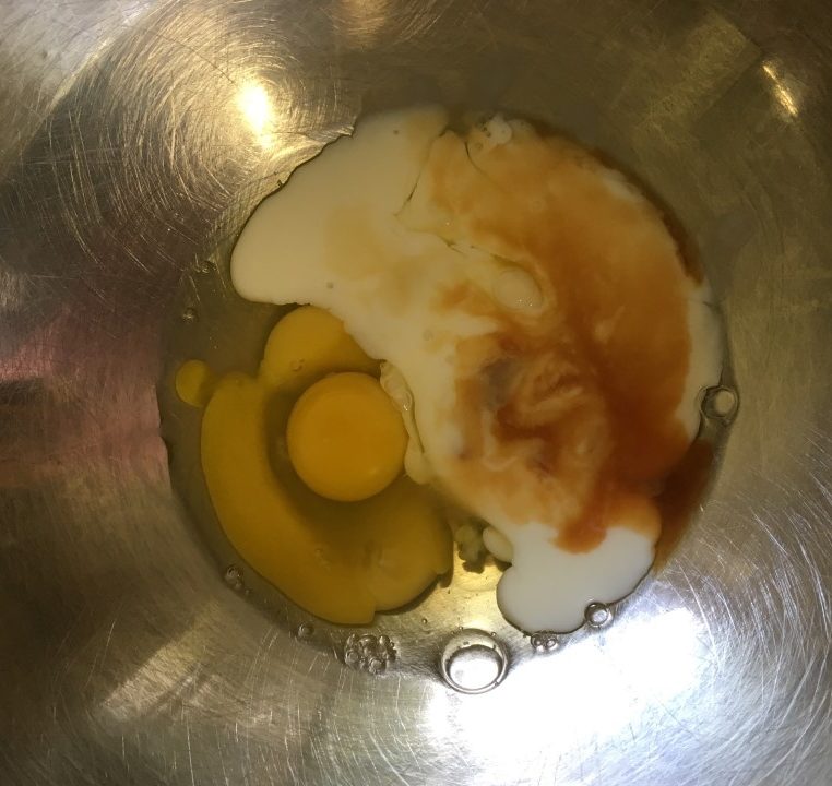 תערובת ביצים לפני ערבוב