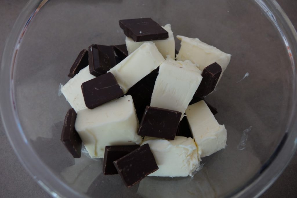שוקולד וחמאה לפני המסה