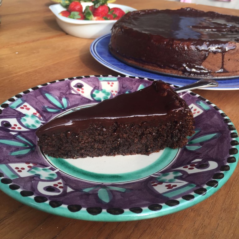פרוסת עוגת פרג ושוקולד