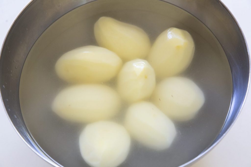 תפוחי אדמה בקערת מים