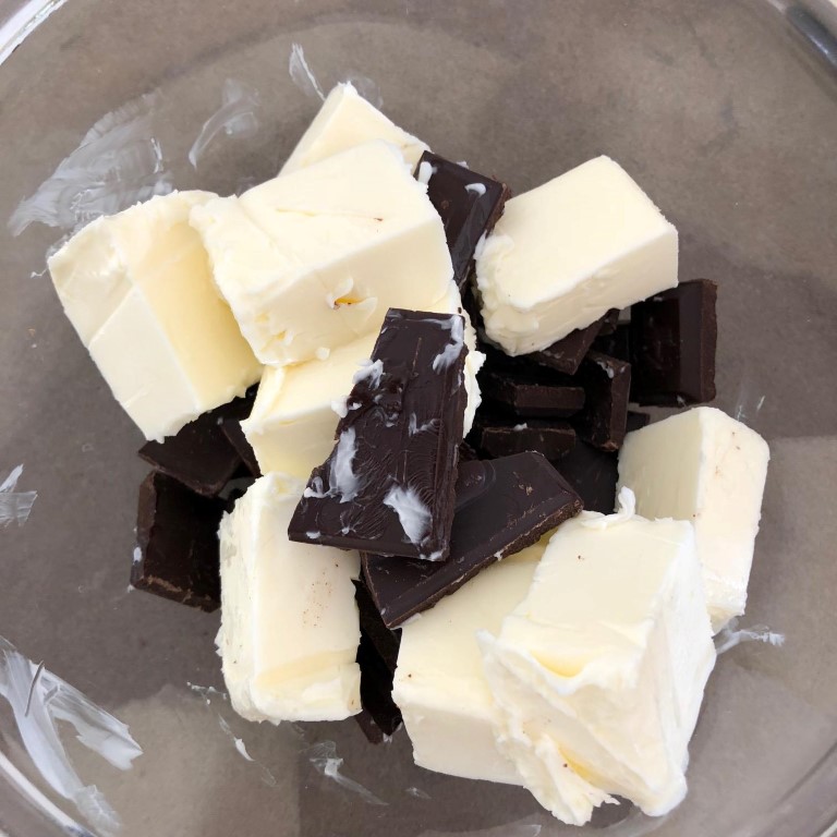 חמאה ושוקולד לפני המסה