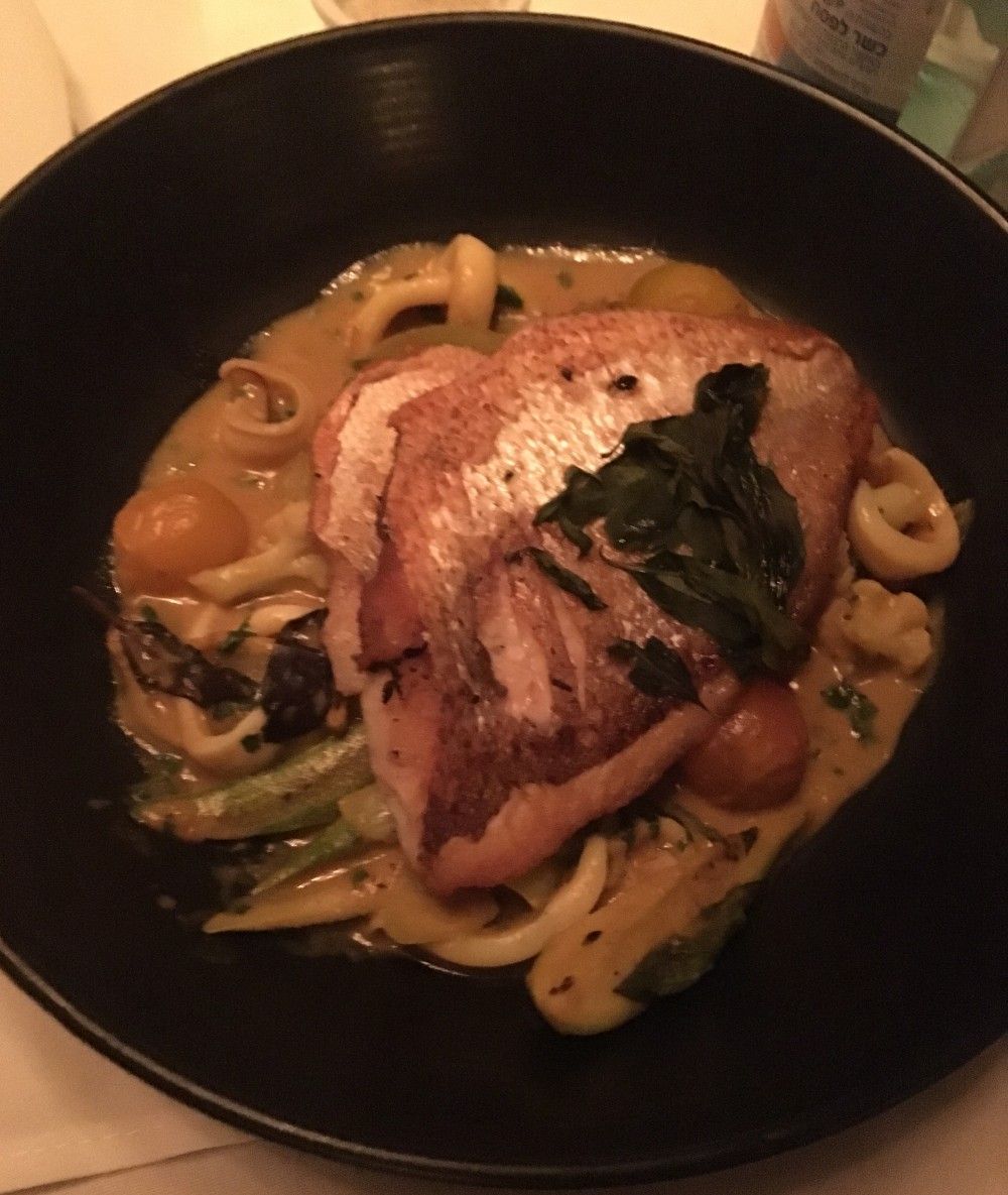 פילה פרידה בקארי צהוב, חלב קוקוס ביתי וקלמרי טרי