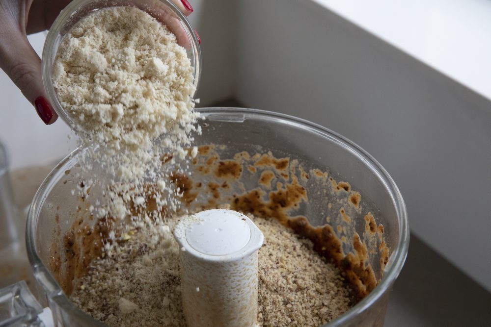 הוספת שקדים טחונים